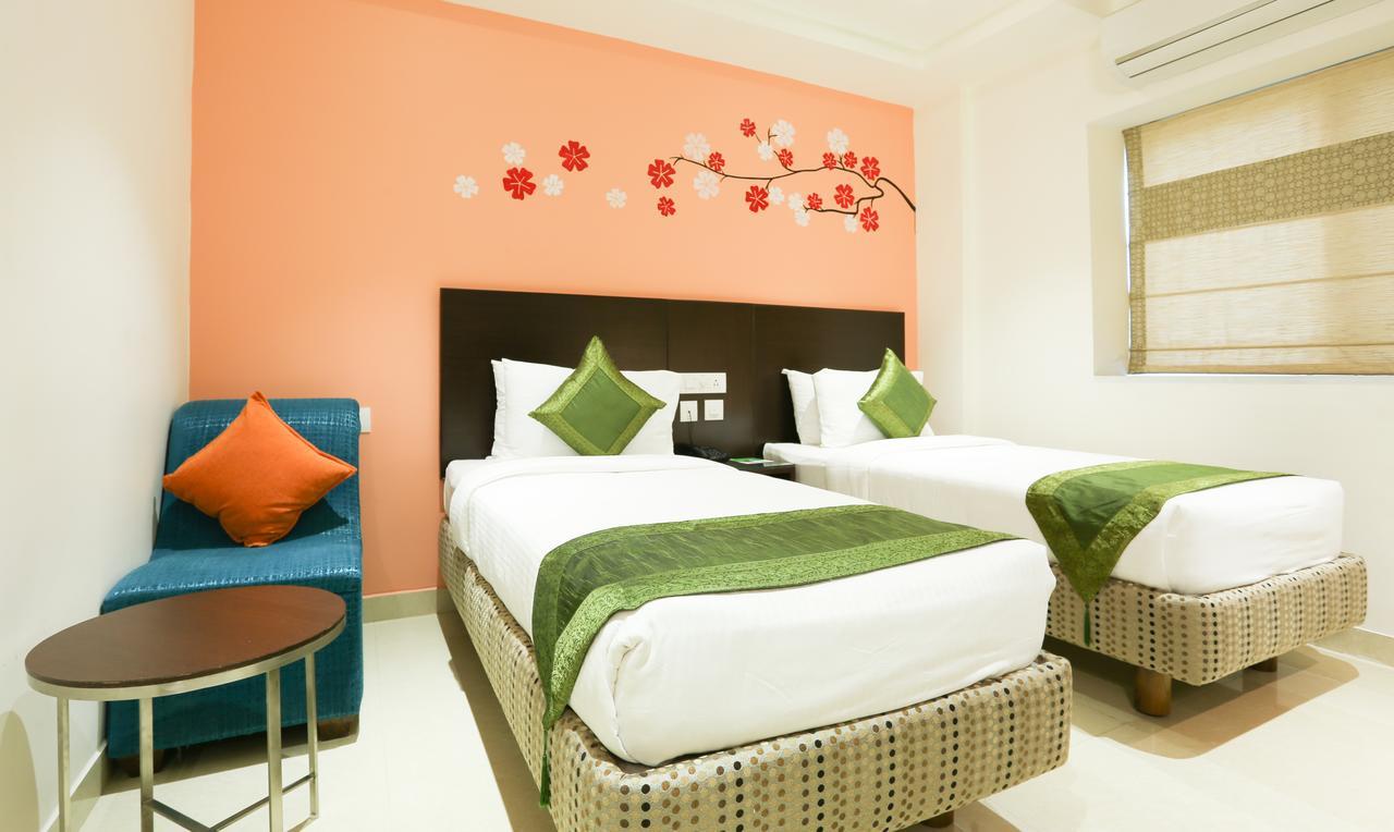 Hotel Treebo C Plaza Vijayawāda Esterno foto