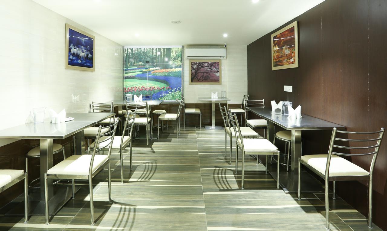 Hotel Treebo C Plaza Vijayawāda Esterno foto