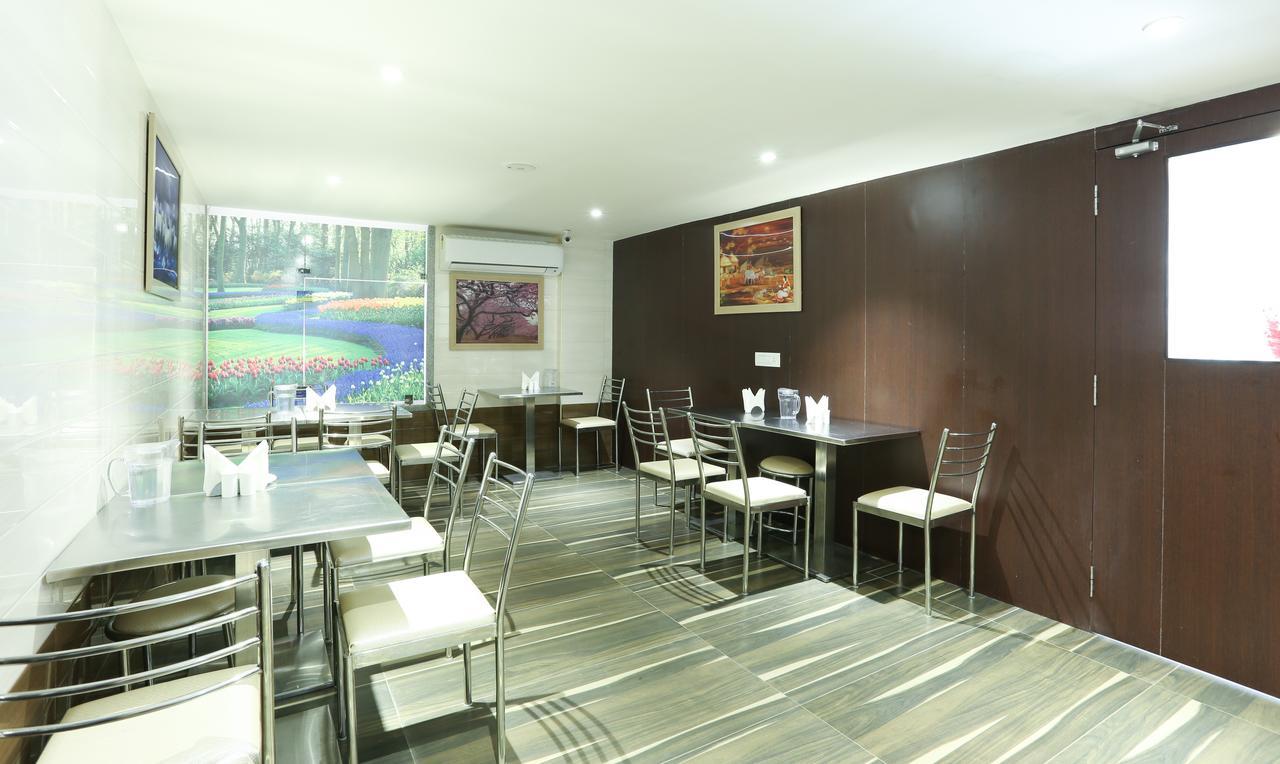 Hotel Treebo C Plaza Vijayawāda Esterno foto