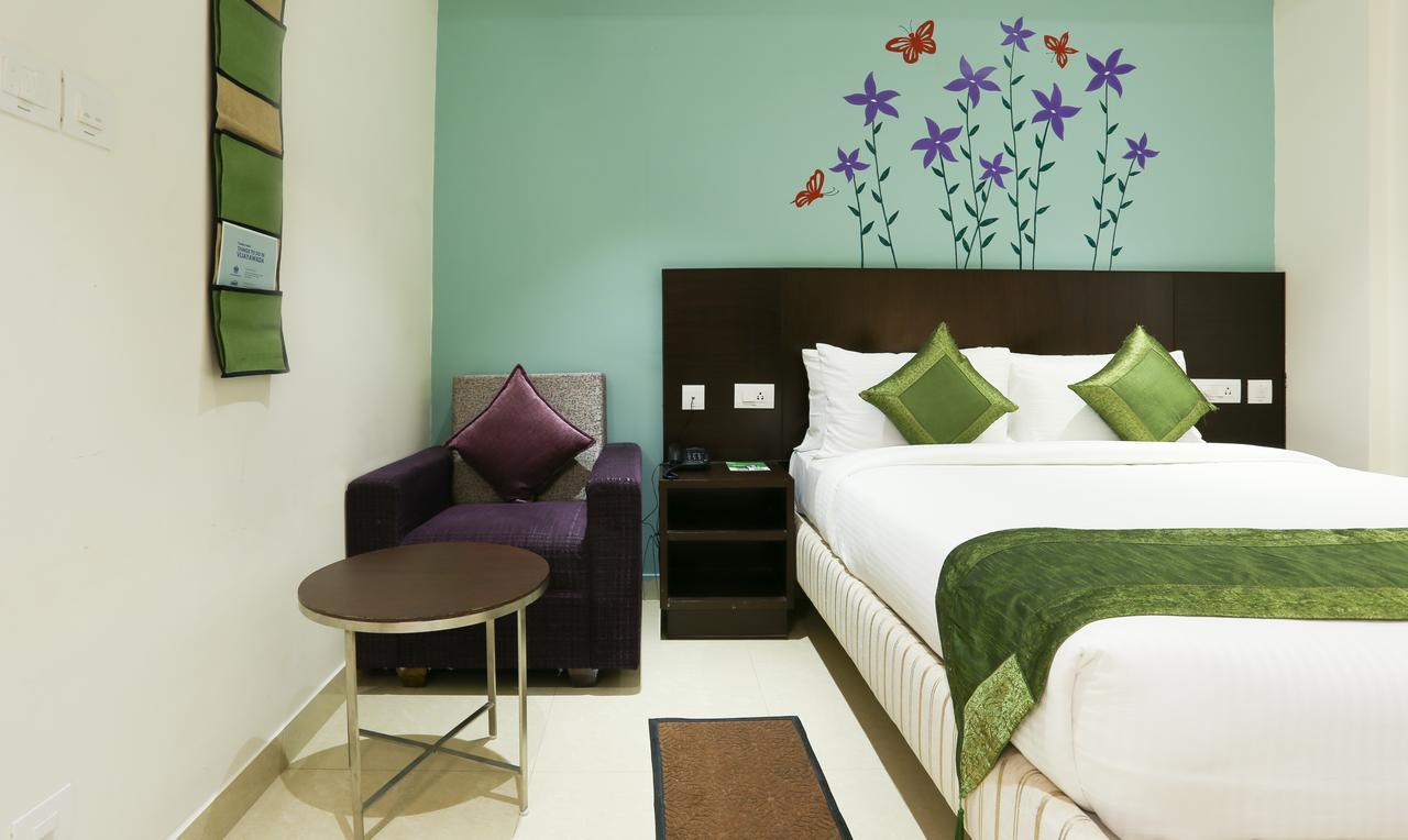 Hotel Treebo C Plaza Vijayawāda Esterno foto