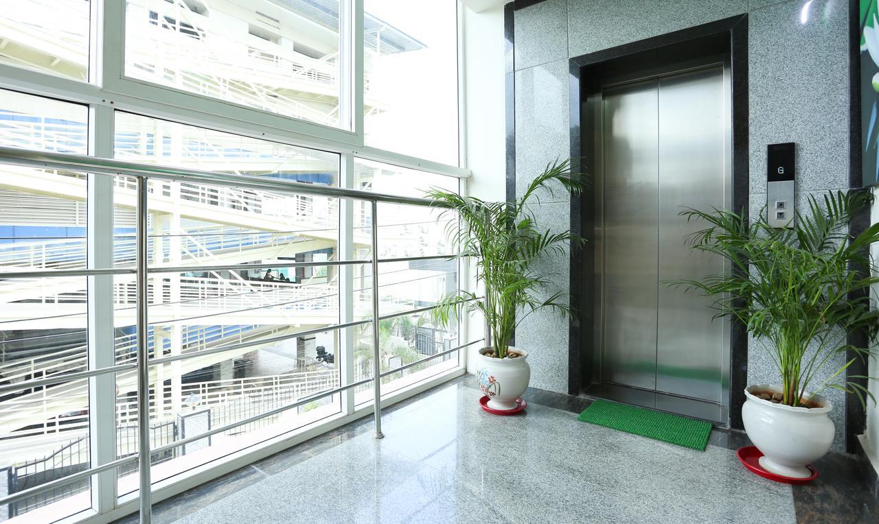 Hotel Treebo C Plaza Vijayawāda Esterno foto