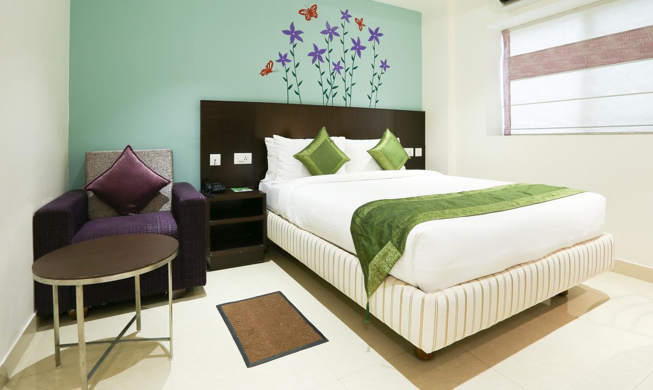 Hotel Treebo C Plaza Vijayawāda Esterno foto
