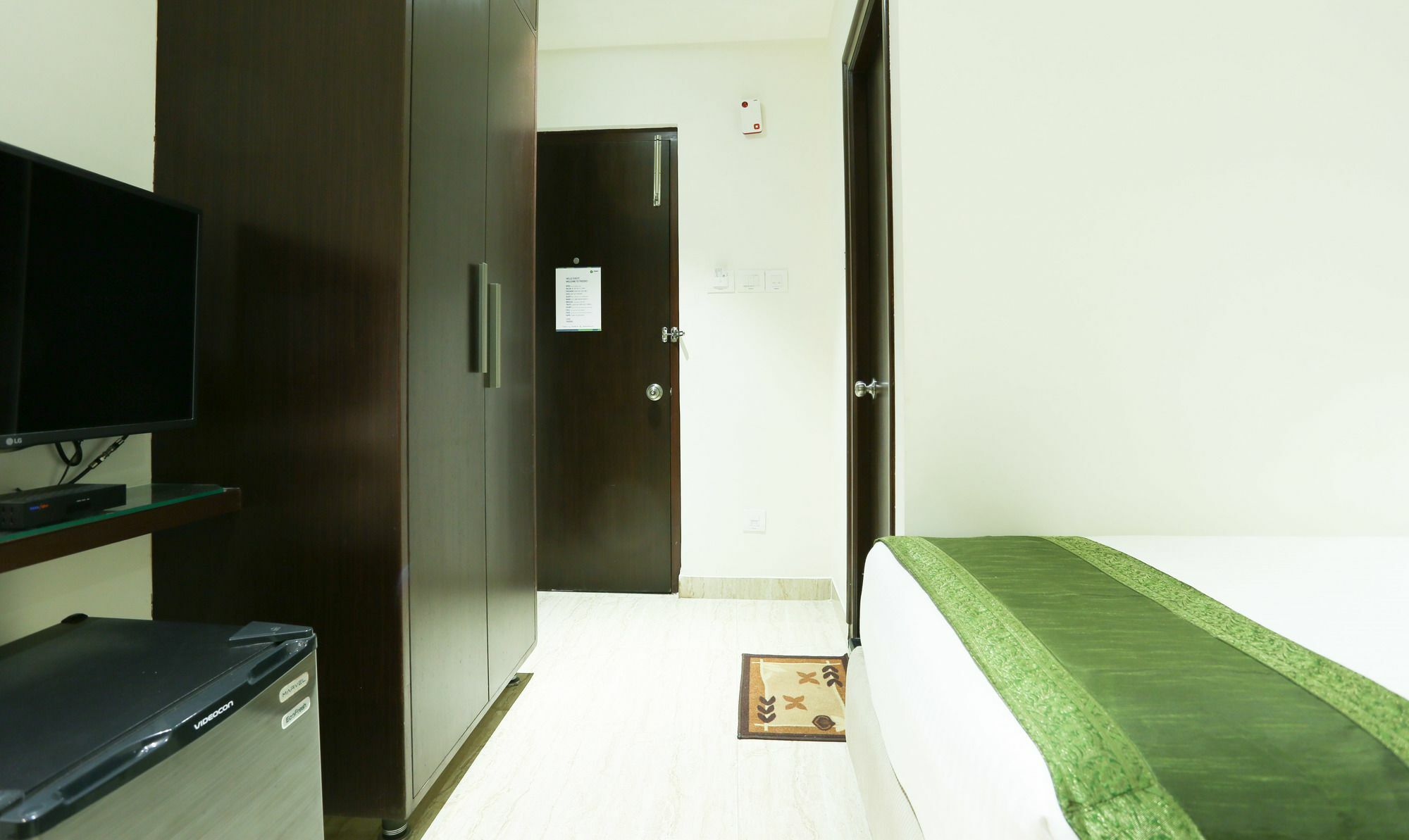 Hotel Treebo C Plaza Vijayawāda Esterno foto