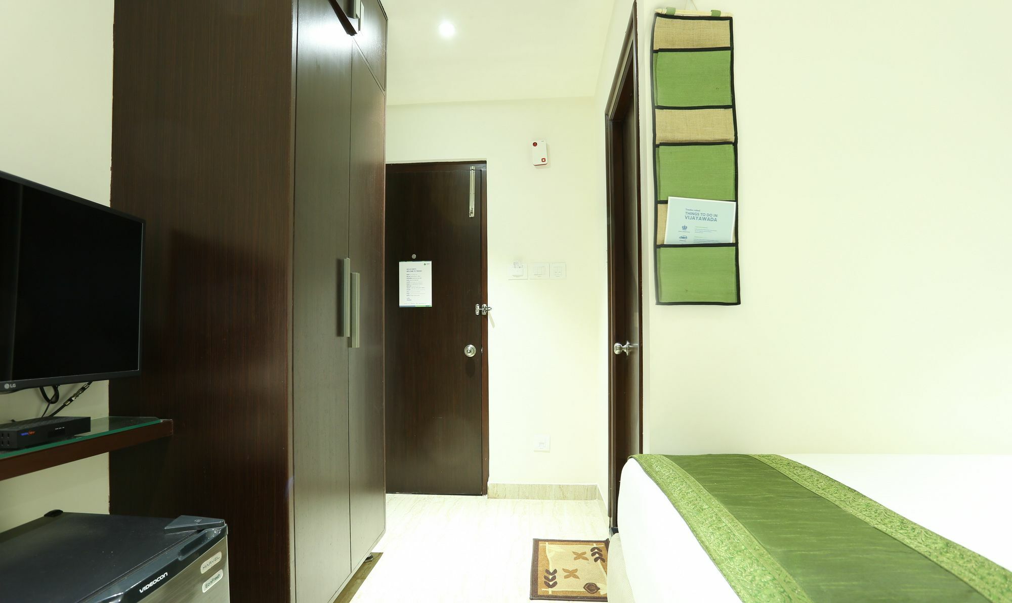 Hotel Treebo C Plaza Vijayawāda Esterno foto