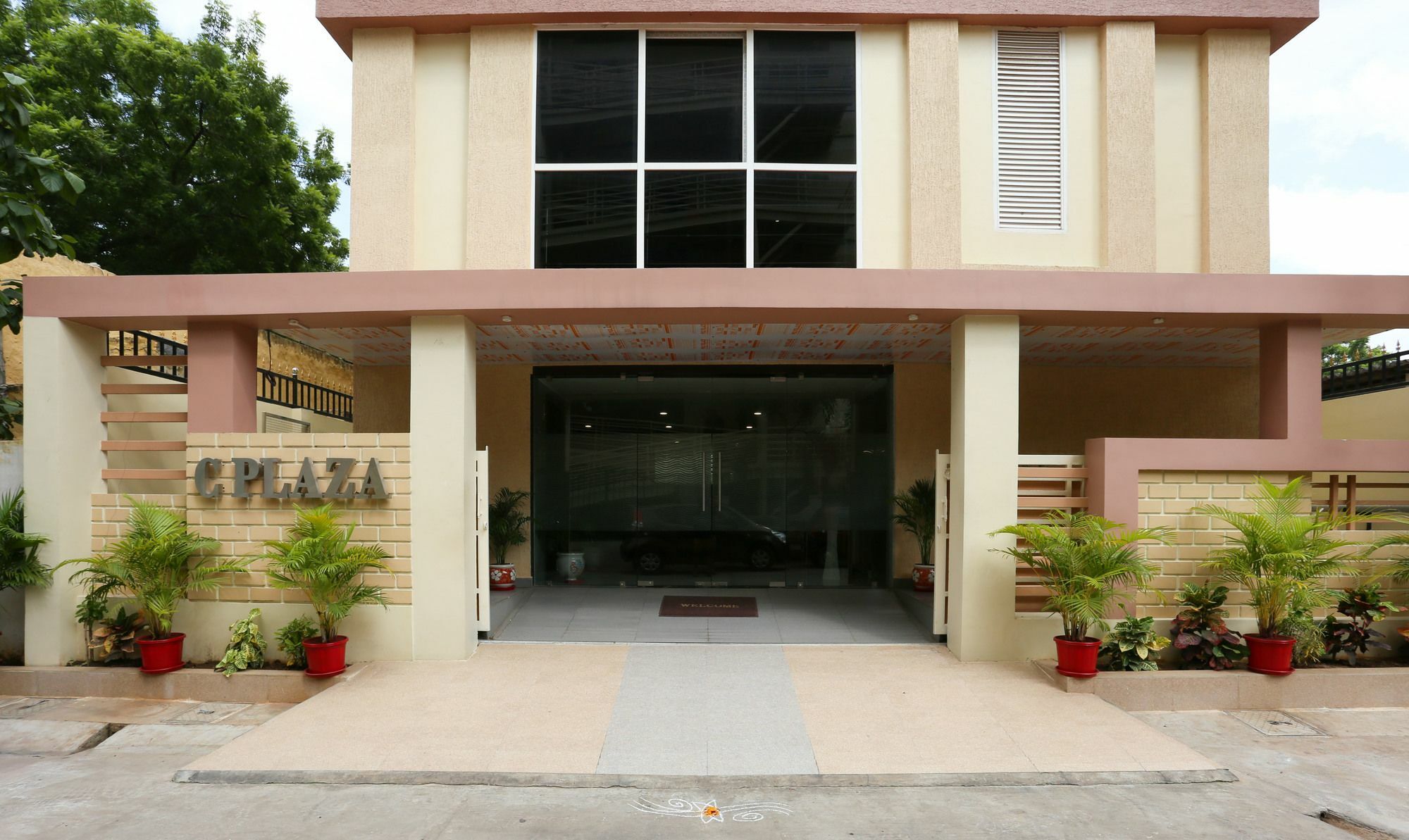 Hotel Treebo C Plaza Vijayawāda Esterno foto